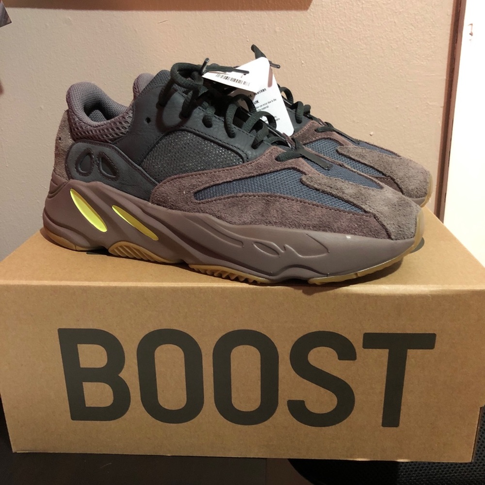 YeezyBoost 700 Mauve 9.5